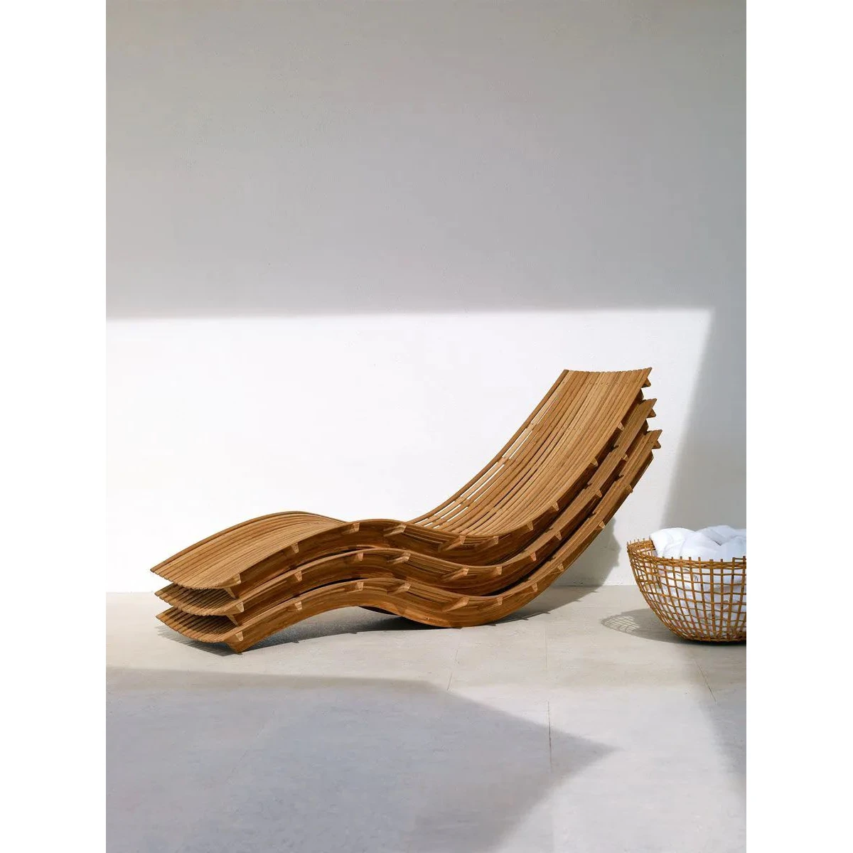 Chaise Longue Swing Impilabile Unopiù in Teak - Eleganza e Comfort