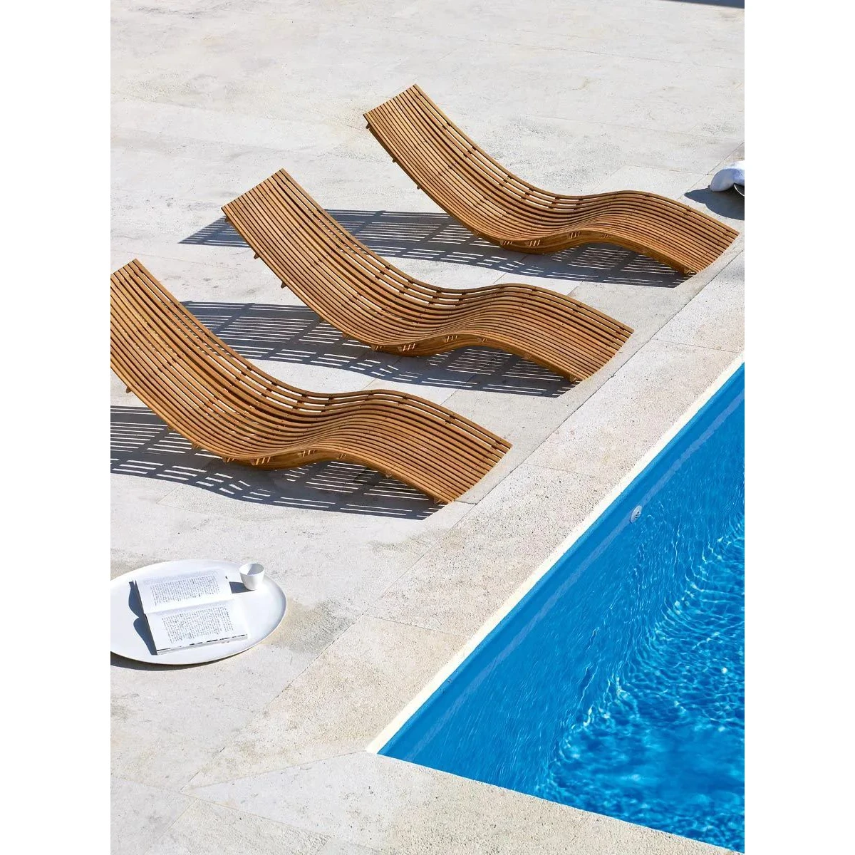 Teakholz Chaiselongue Swing von Unopiù – Stapelbar & Elegant