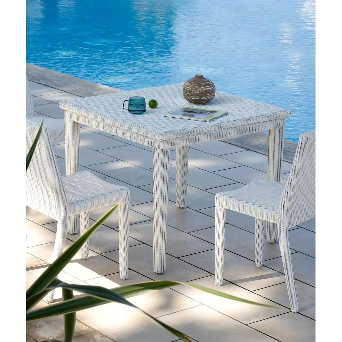 Agorà square table in WaProLace white