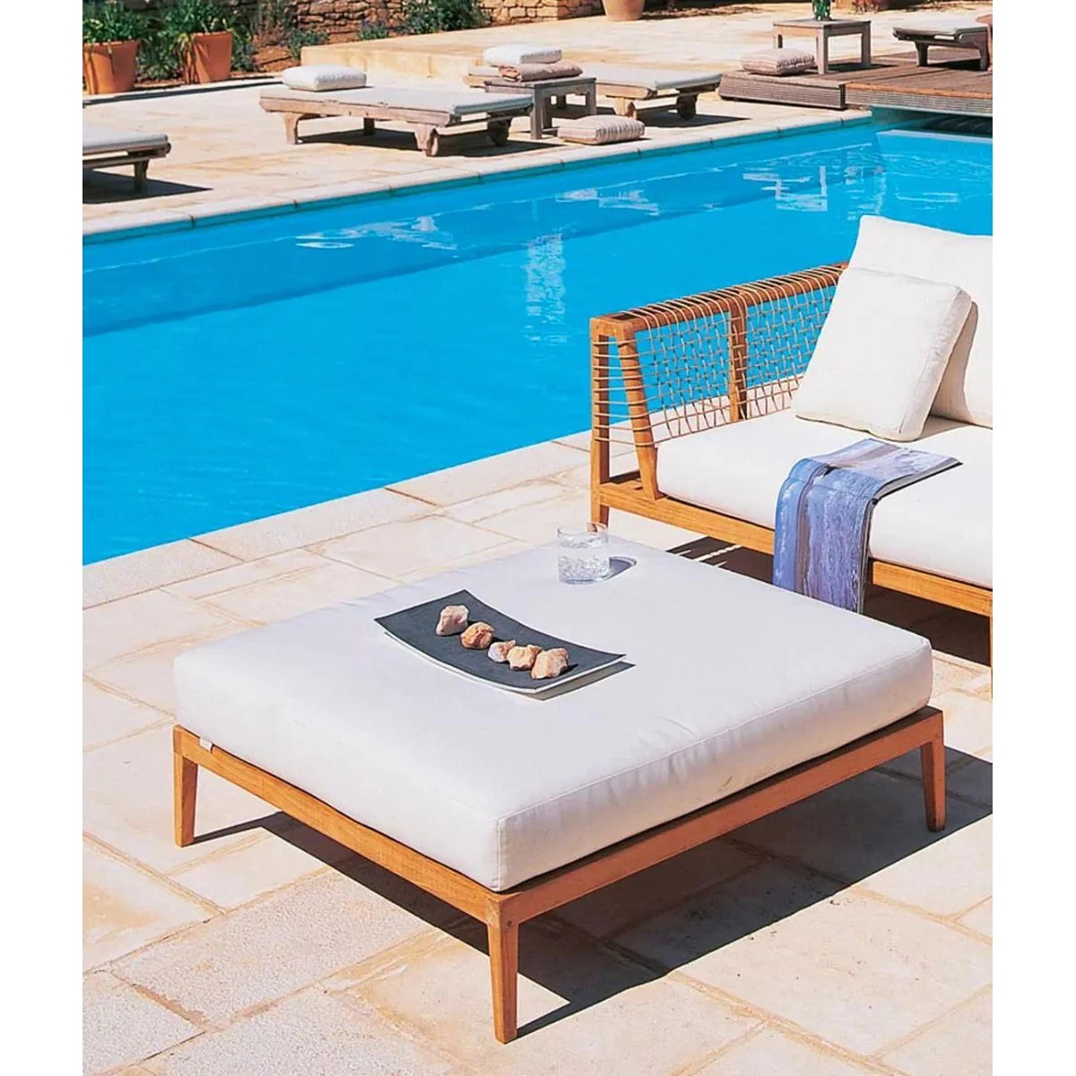 Base per Pouf Synthesis Unopiù in Teak e WaProLace - Eleganza e Comfort