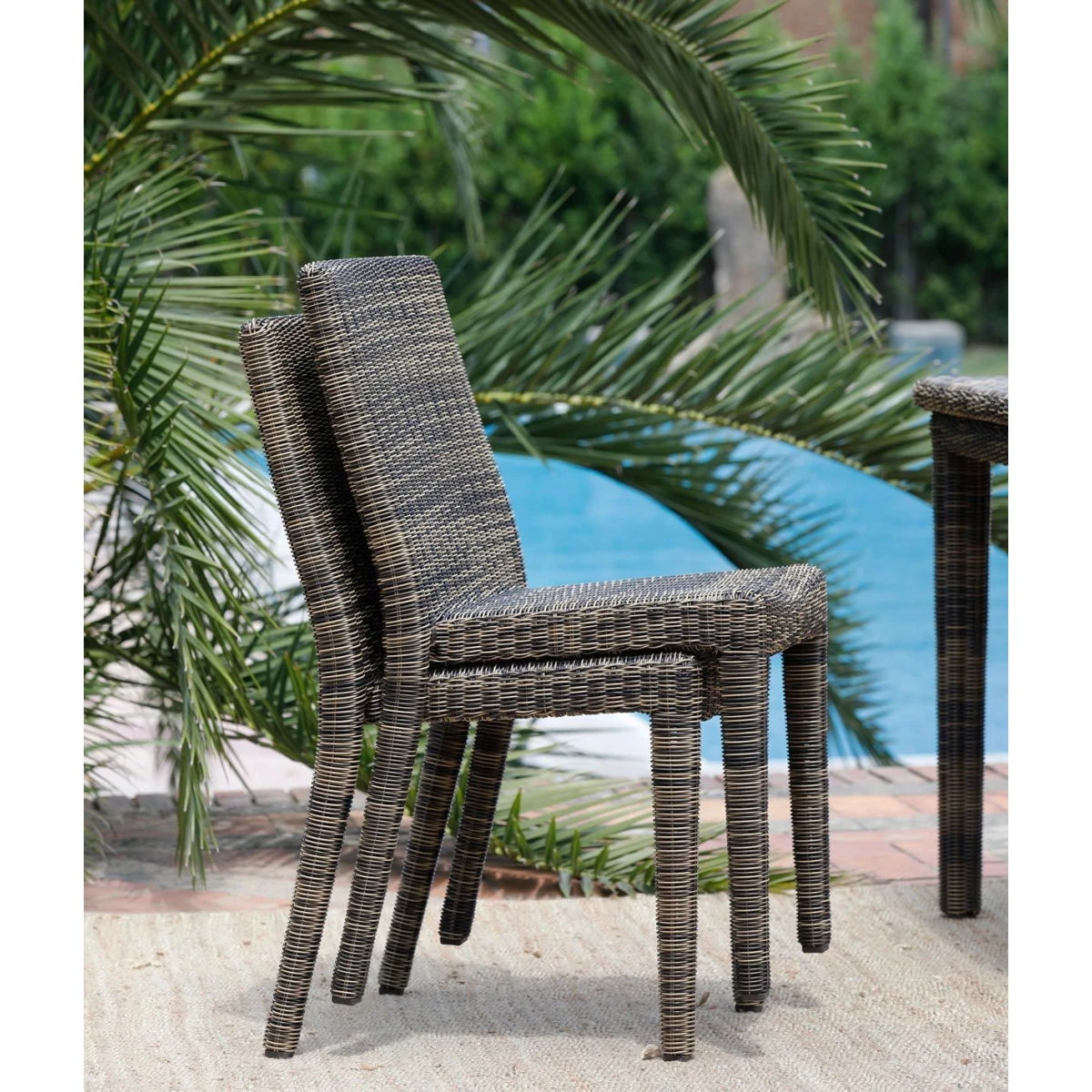 Chaise empilable Agorà en marron tropical, Résiste aux intempéries