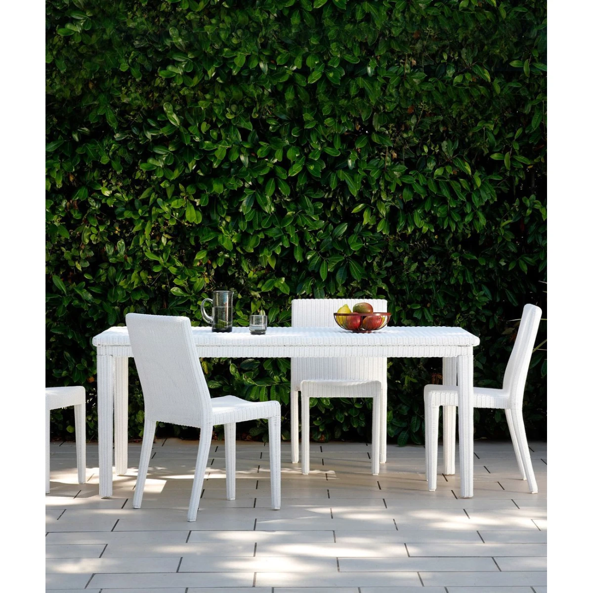 Chaise empilable Agorà en blanc, Résiste aux intempéries