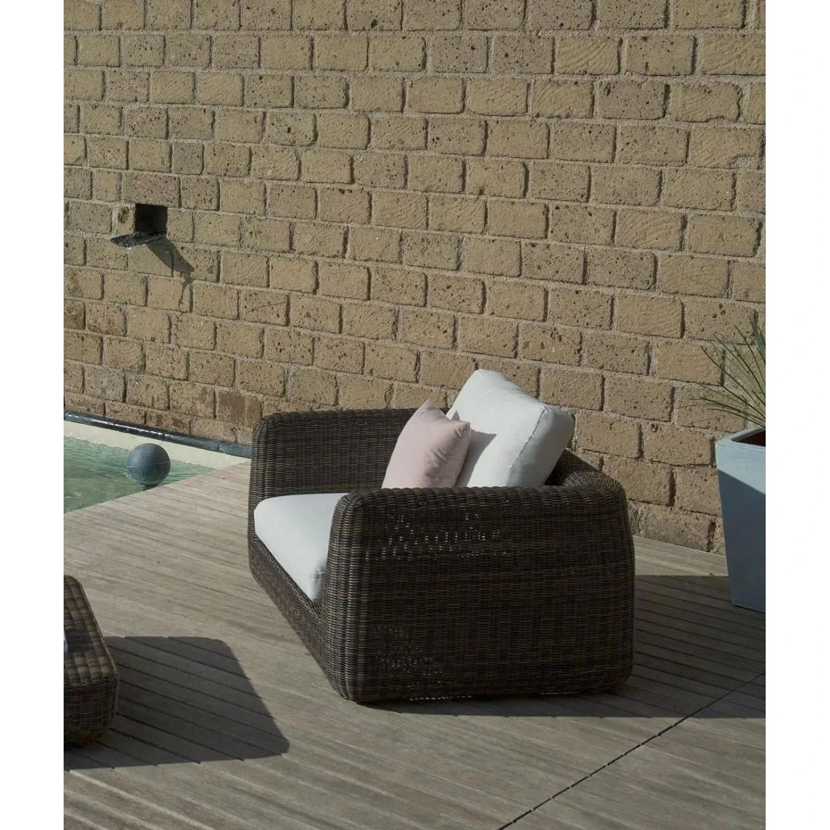 Agorà armchair structure in WaProLace colour tropical brown without cushion