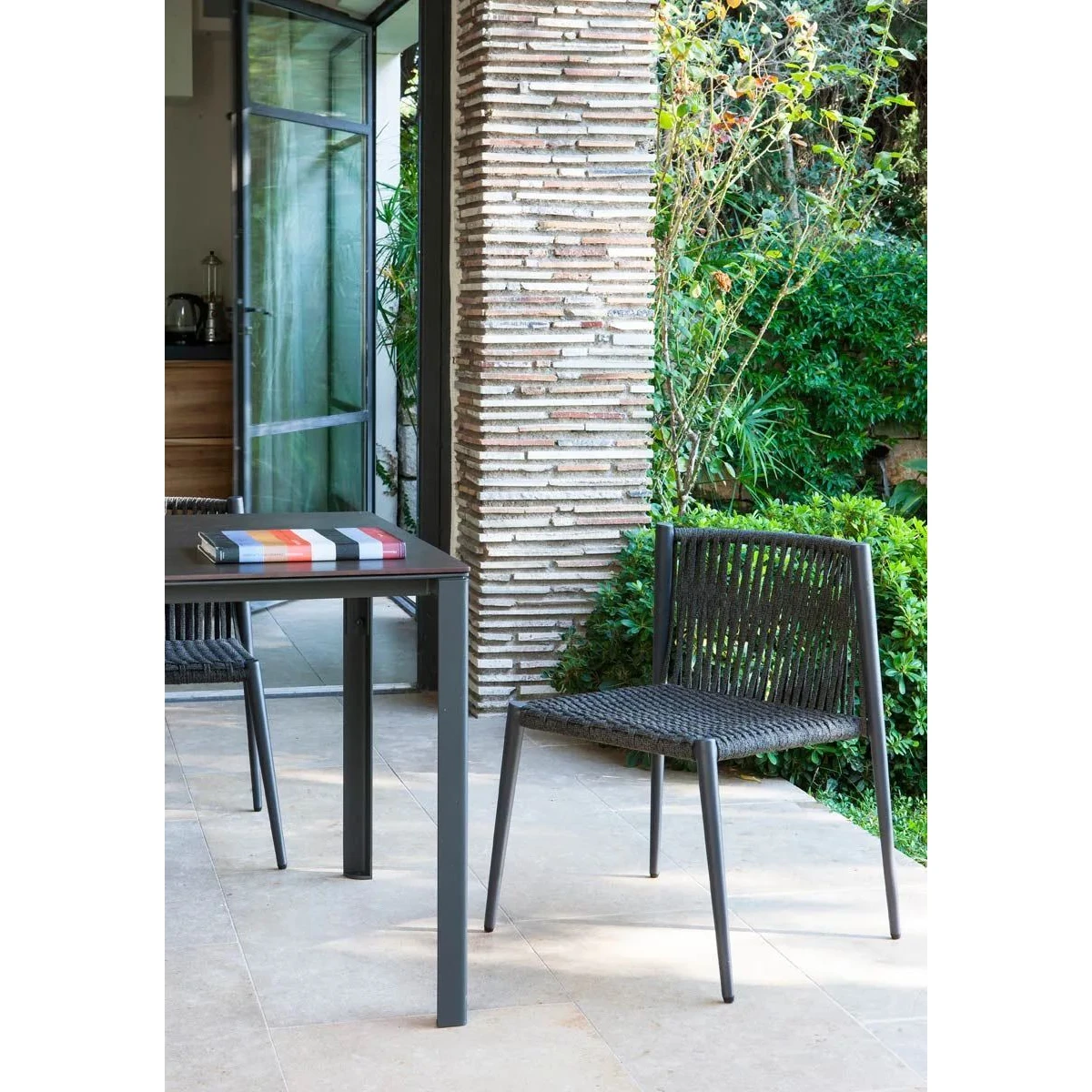 Chaise Luce Unopiù gris graphite empilable - Élégance et praticité