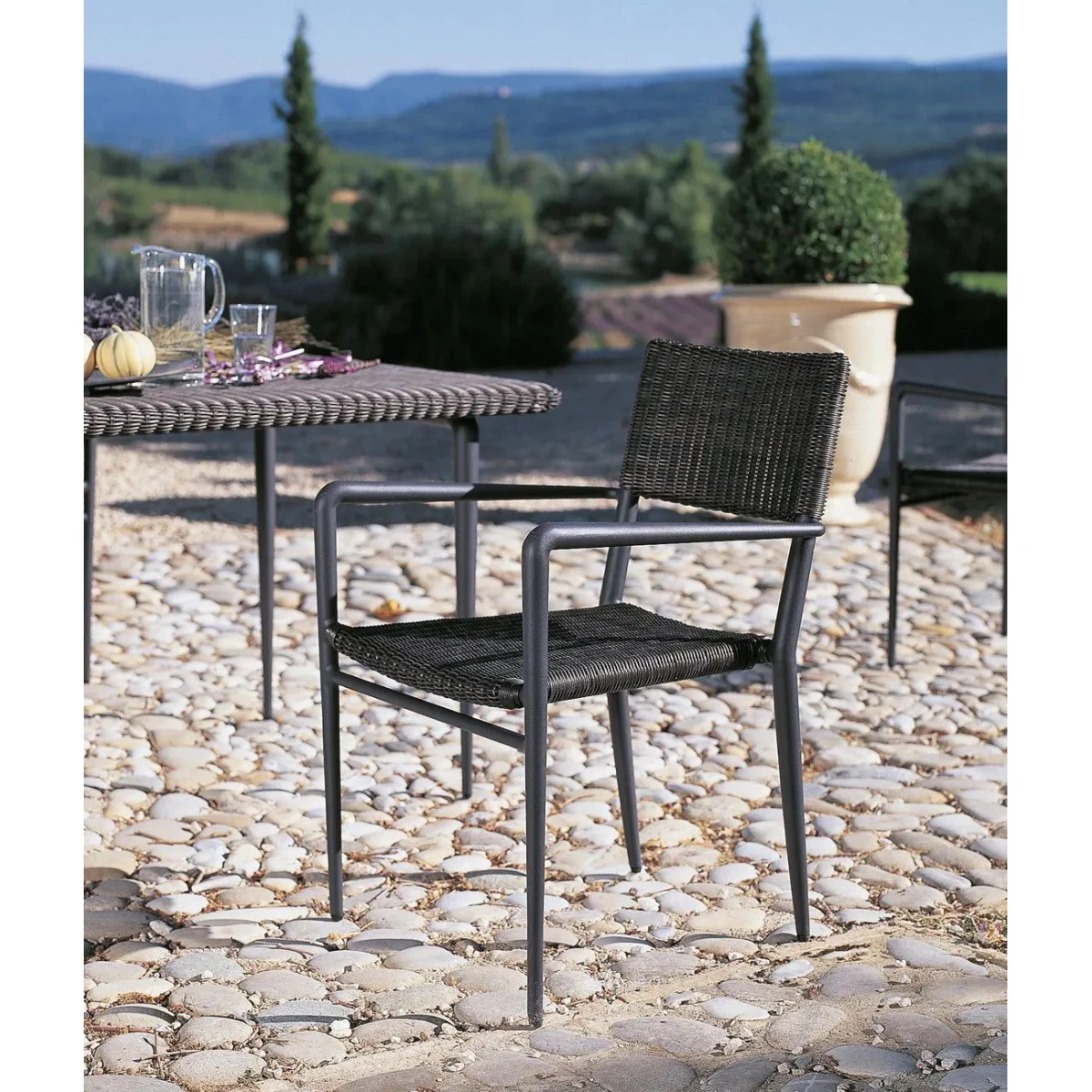 Petit fauteuil empilable Experience Unopiù : confort et style moderne