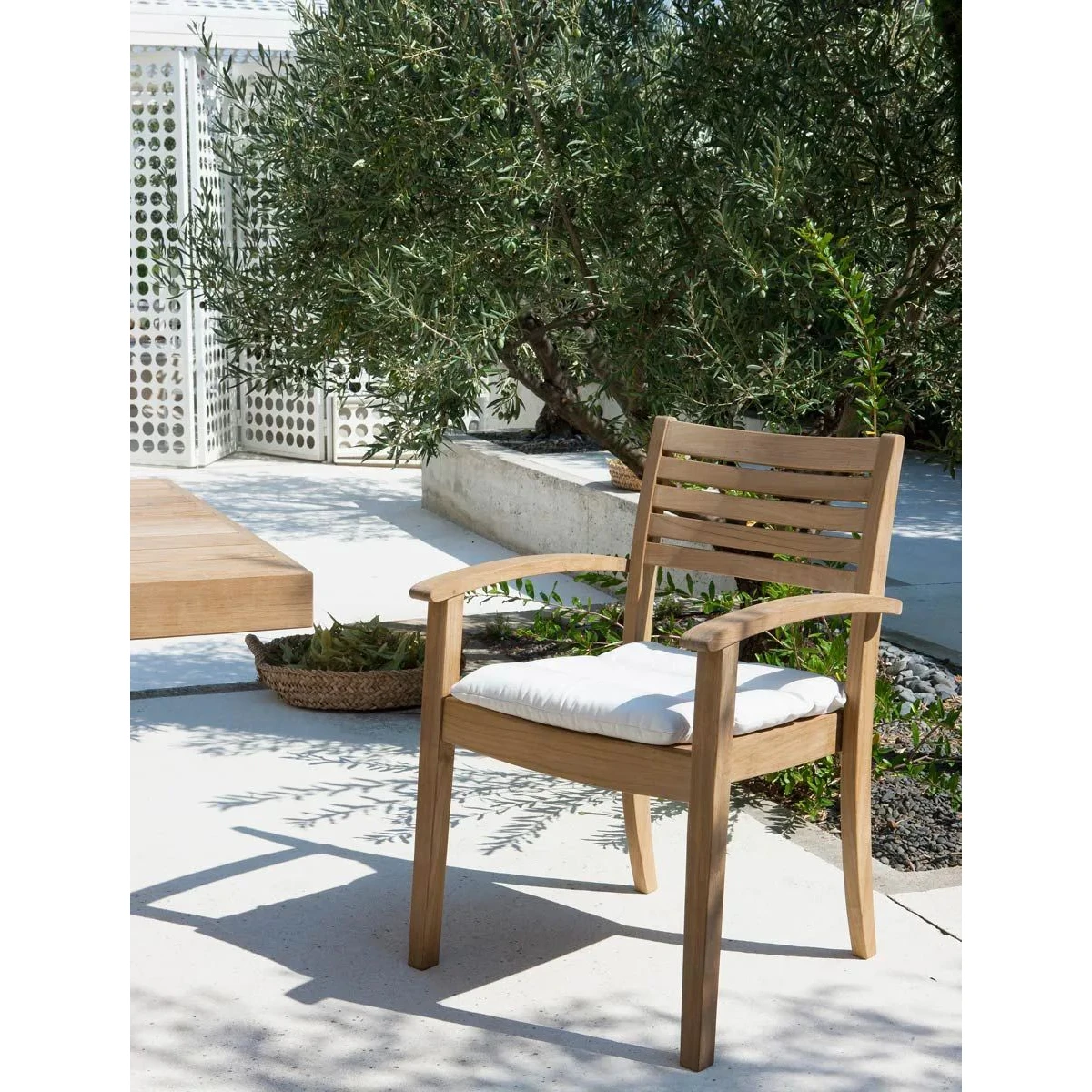 Chaise empilable Chelsea Unopiù en teck - Élégance et praticité