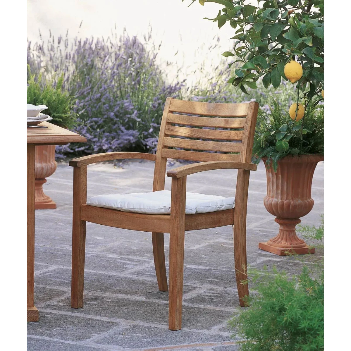 Armstuhl Chelsea Unopiù - Teakholz für stilvollen Outdoor-Luxus