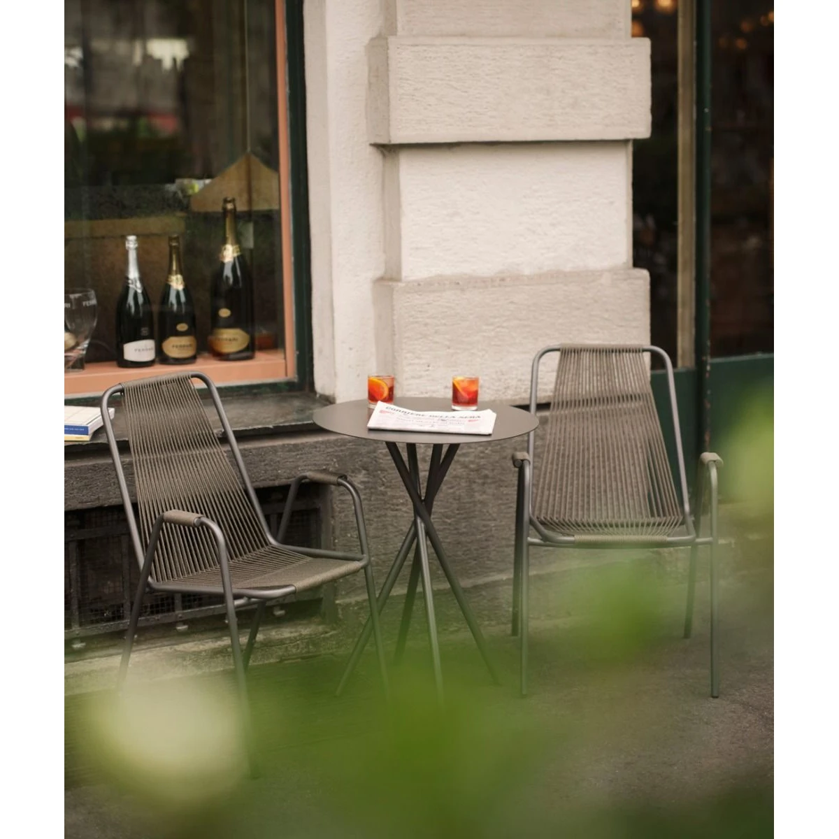 Unopiù Gartenstuhl mit Armlehne Coco aus Eisen und Stahl - grafitgrau/Rundseils fondant
