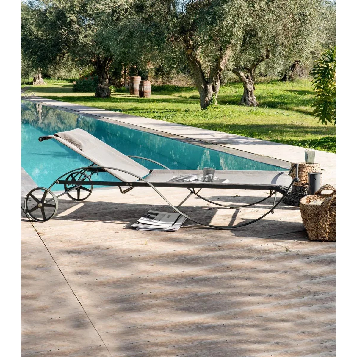 Elegant Wrought Iron Garden Sunlounger Aurora by Unopiù with Upholstery