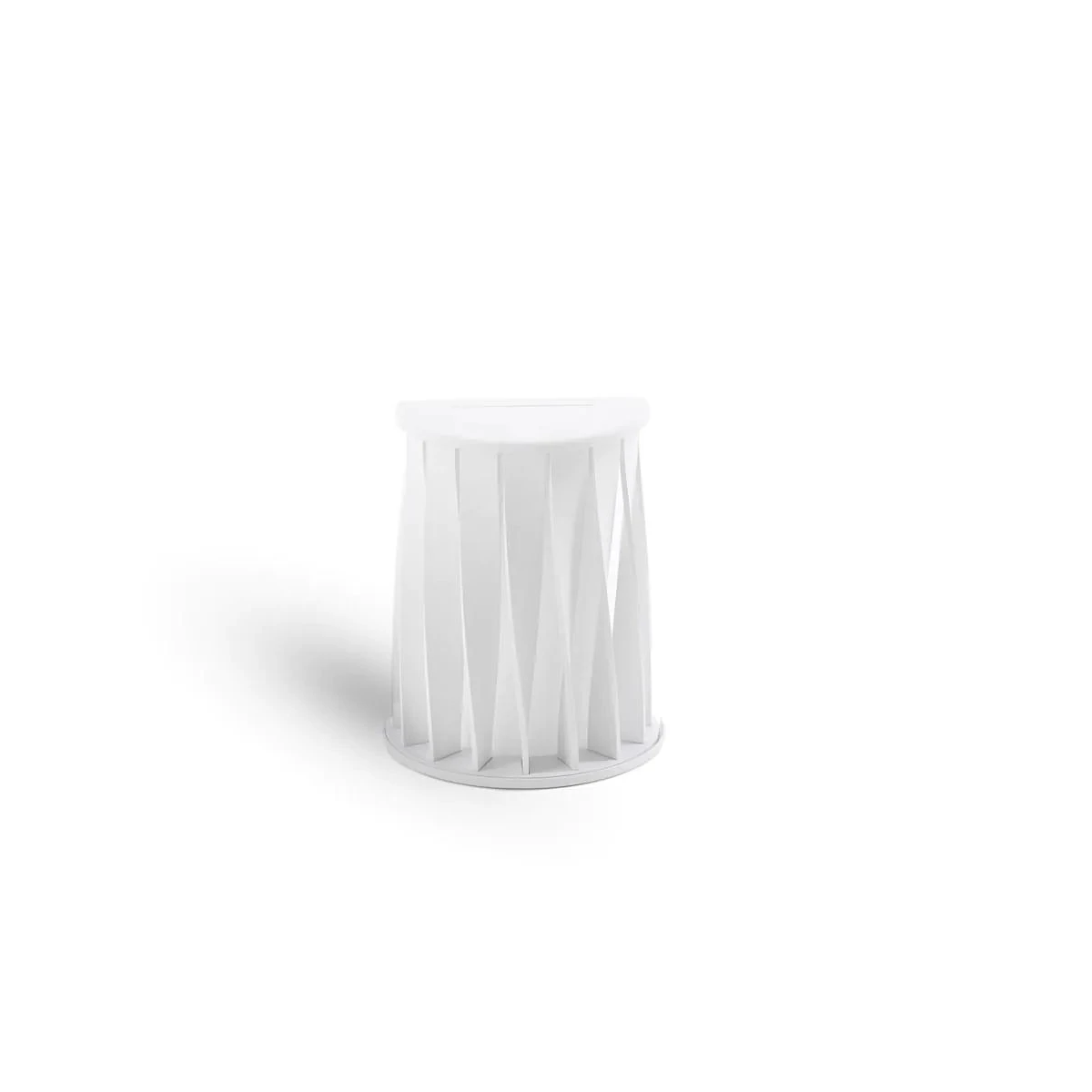 Wandlampe Aton in weiß aus Aluminium mit gedrehten Leisten