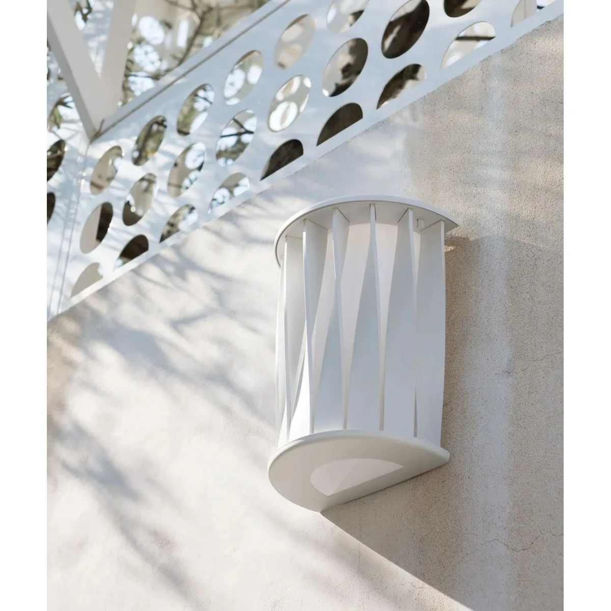 Wandlampe Aton in weiß aus Aluminium mit gedrehten Leisten