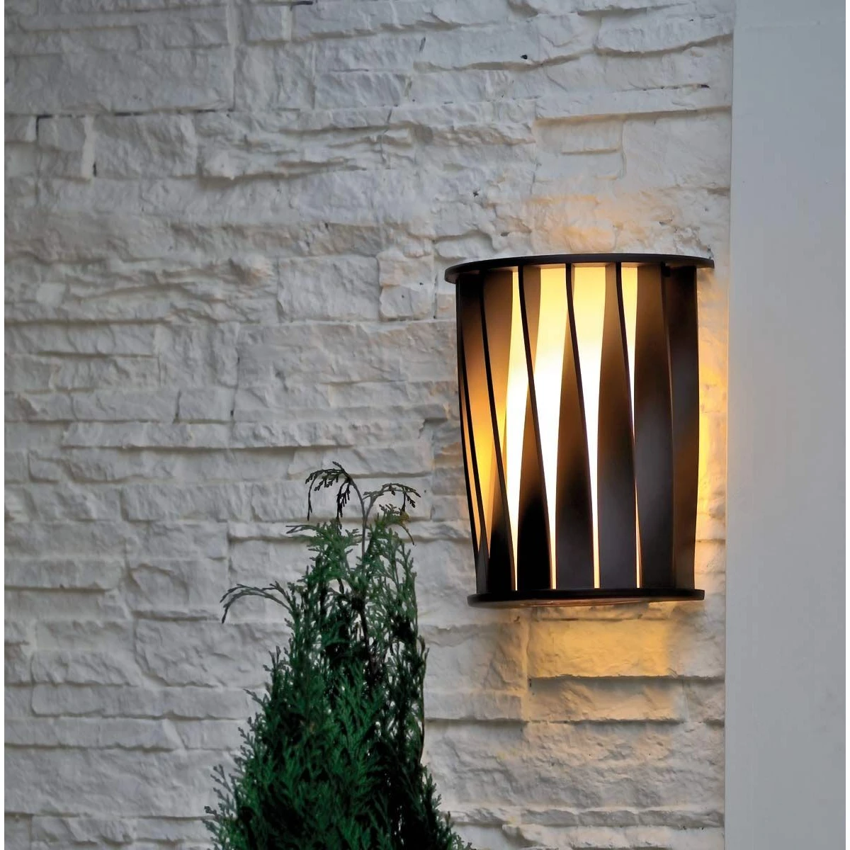 Wandlampe Aton aus Aluminium mit gedrehten Leisten, bronzefarben