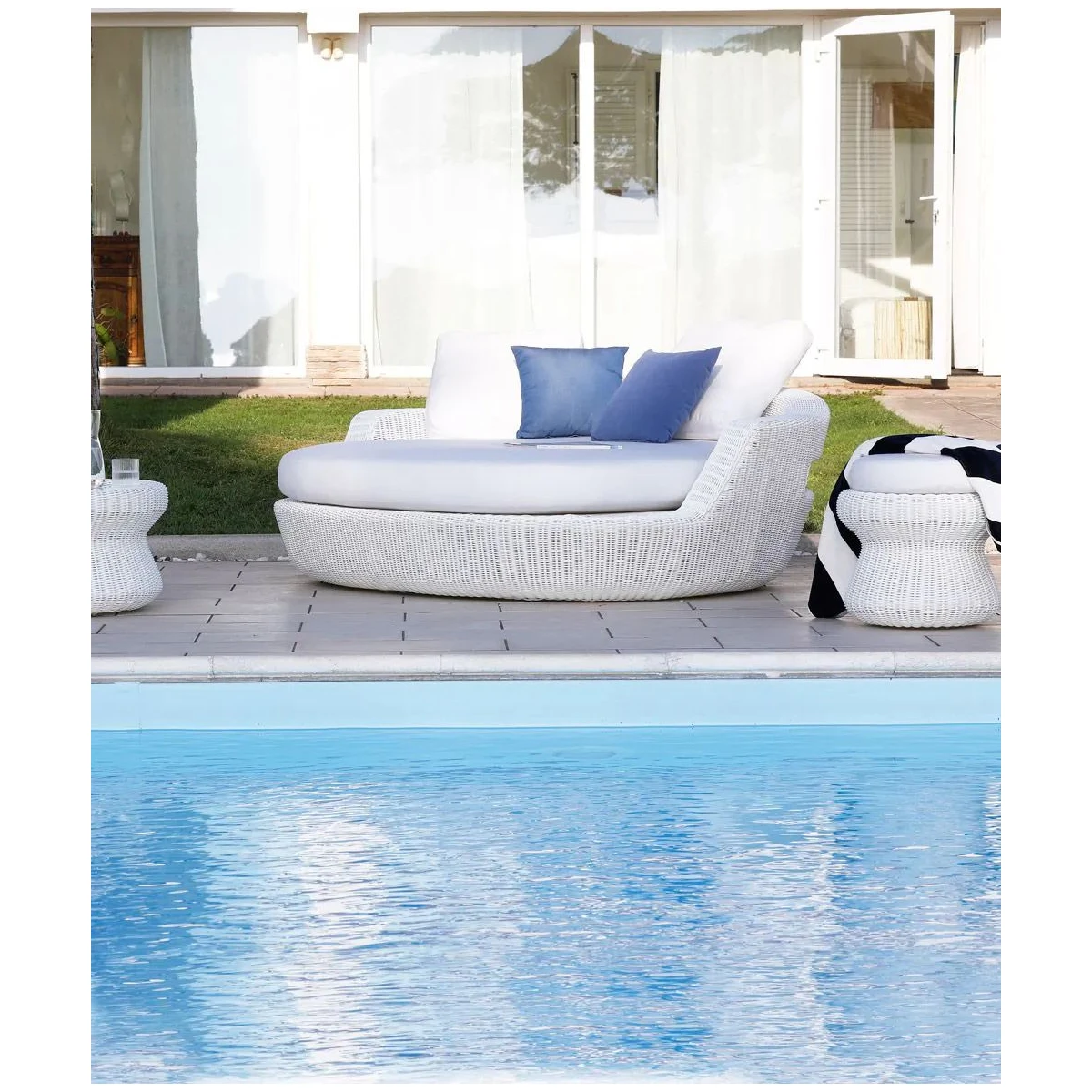 Agorà White Island with cushion - Unopiù - Elegance and Comfort for Your Garden