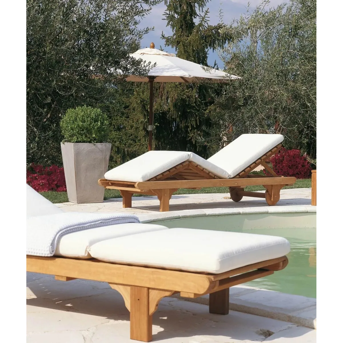 Lettino Chelsea in Teak: Eleganza e Comfort per il Tuo Giardino