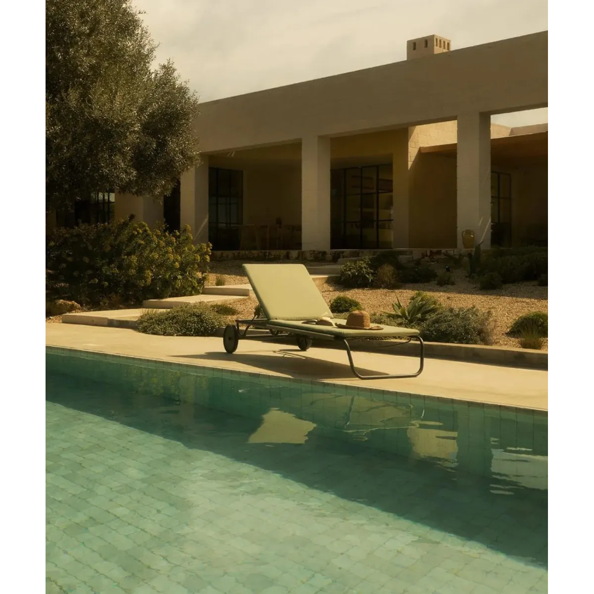 Unopiù Coco Sunlounger – Graphite & Ecru Cord