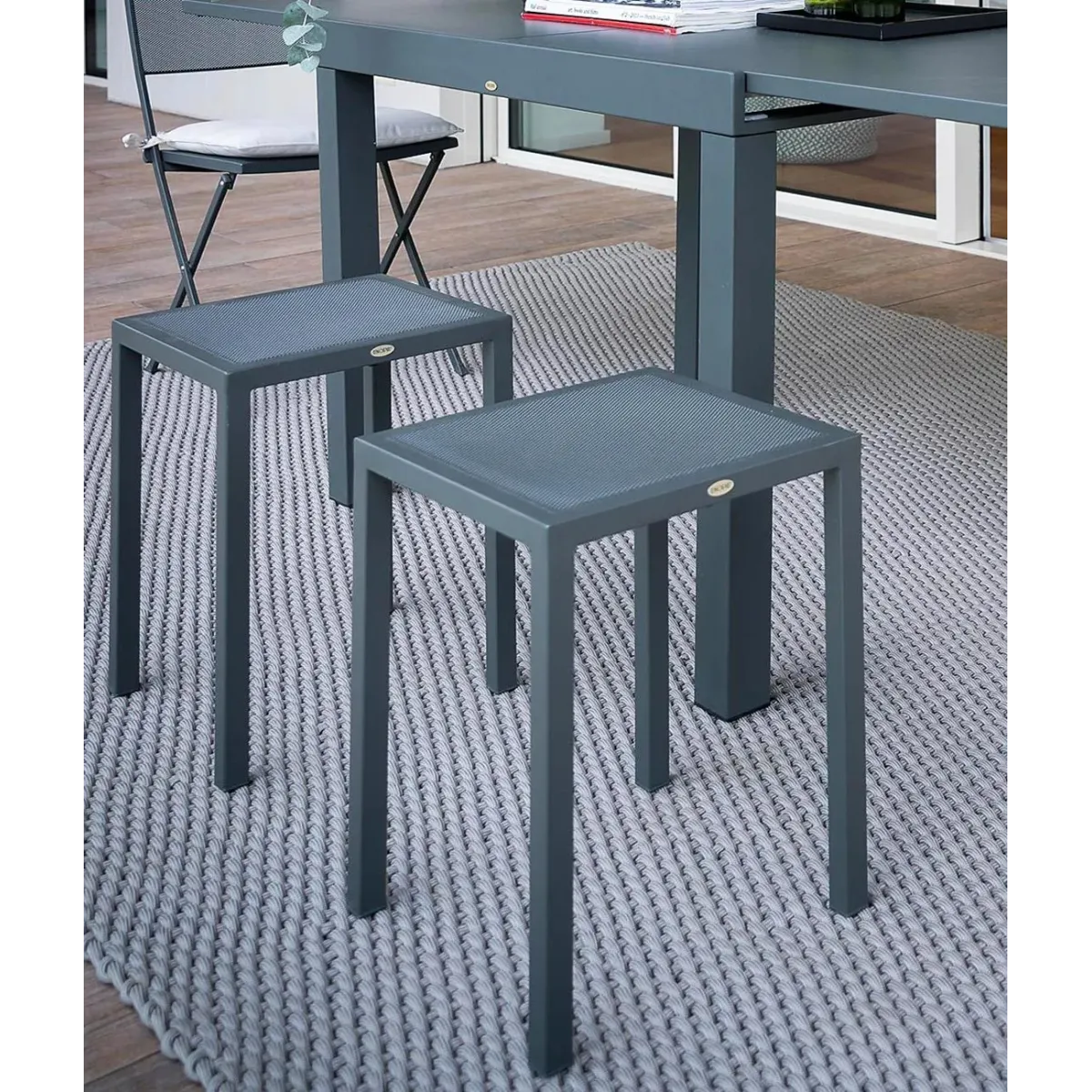 **Unopiù Conrad – Petit tabouret empilable Conrad Unopiù couleur graphite jardin**