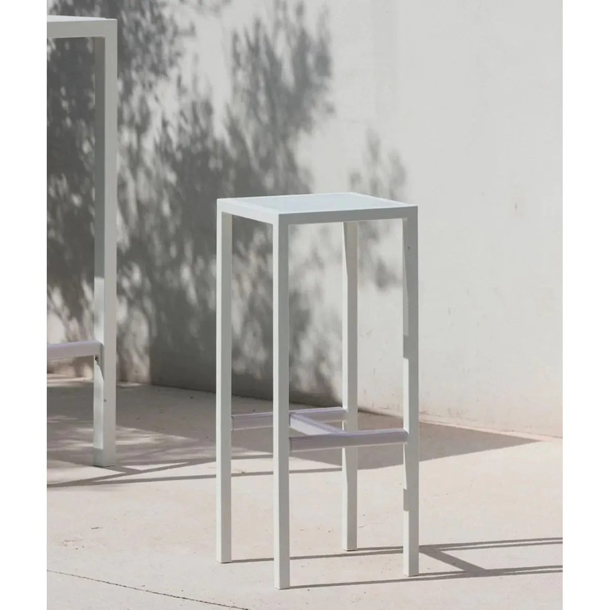 Unopiù Hocker Conrad weiß Höhe 78 cm – Gartenmöbel