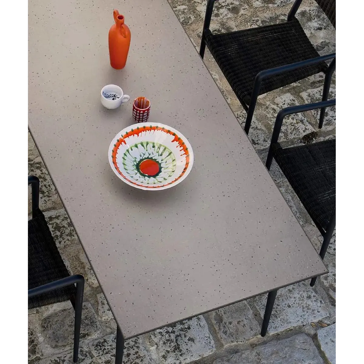 Table carrée Unopiù en grès : Élégance et Durabilité pour Votre Espace