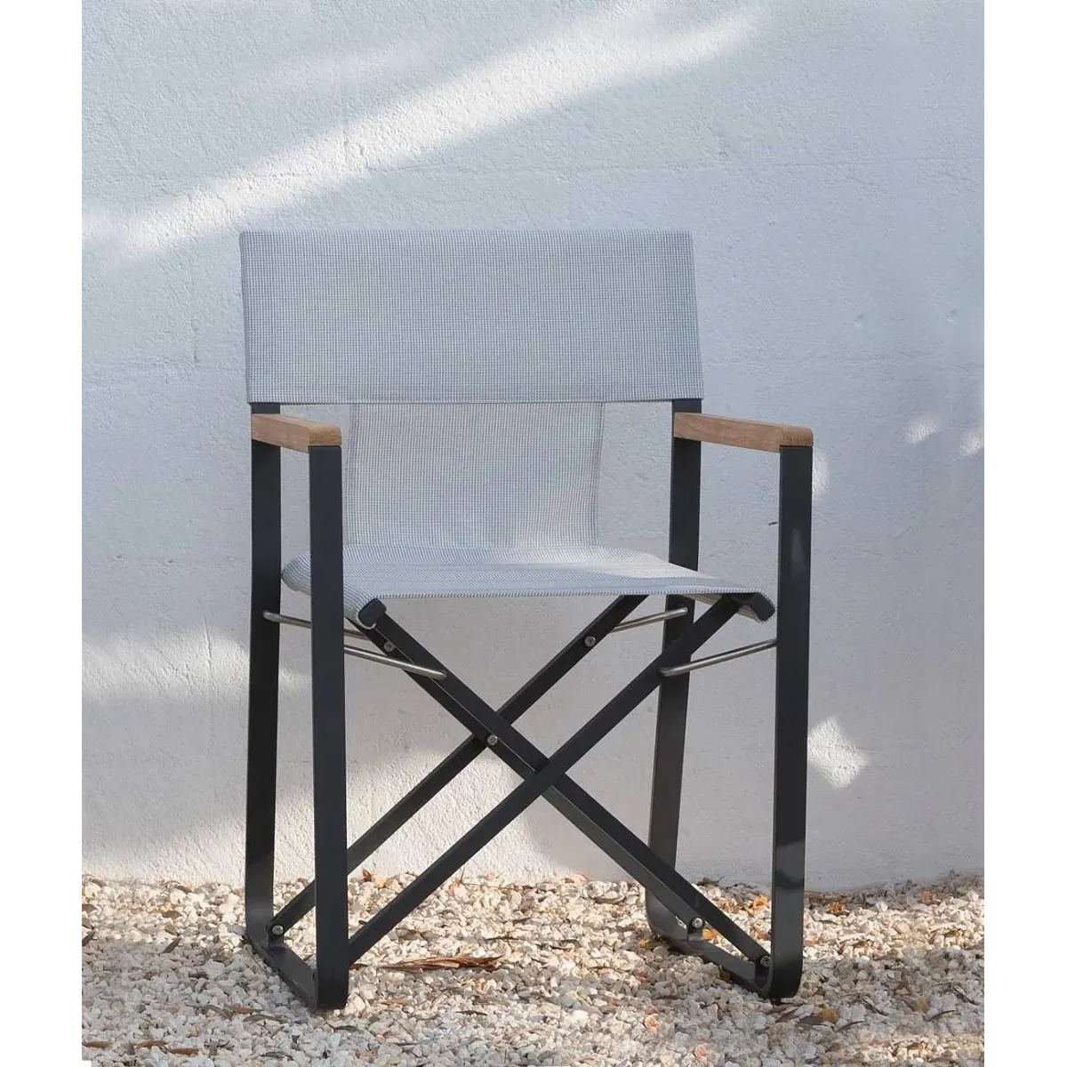 Poltroncina Cosette con struttura in alluminio di colore grafite