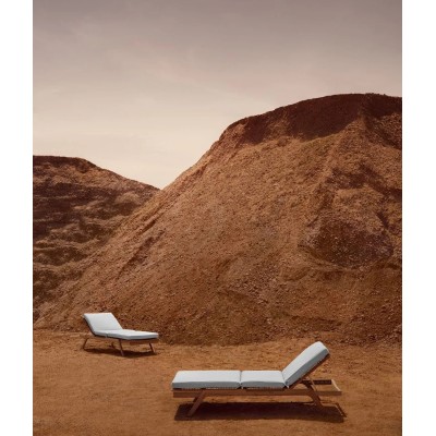 Chaise longue empilable Synthesis d'Unopiù en teck et WaProLace sans coussin