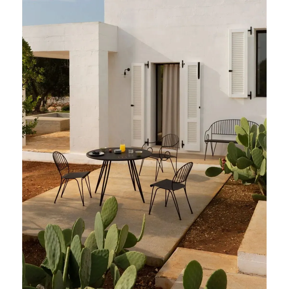 Set de jardin table et chaises Ariete de Unopiù en fer bronze