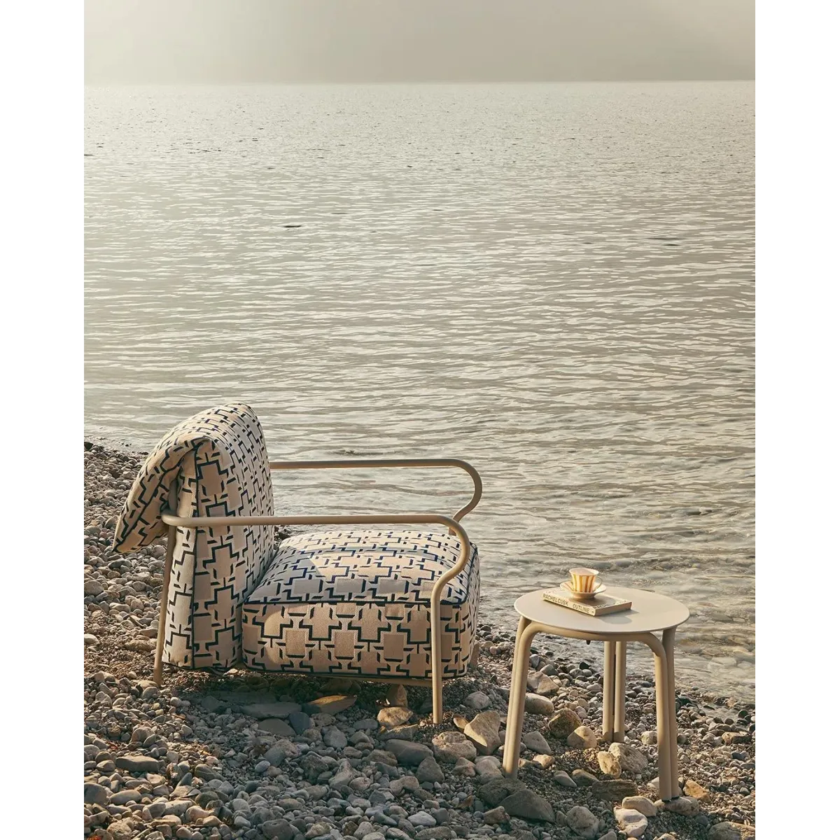 Fauteuil Salò Unopiù en tissu Nuvola et structure alu sable