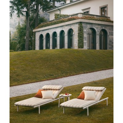 Chaise longue empilable Salò en aluminium Unopiù sans coussin, structure tubulaire en aluminium couleur sable