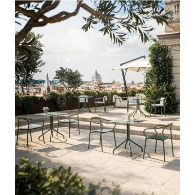 Square aluminium Salò table from Unopiù, sand-coloured tubular aluminium frame