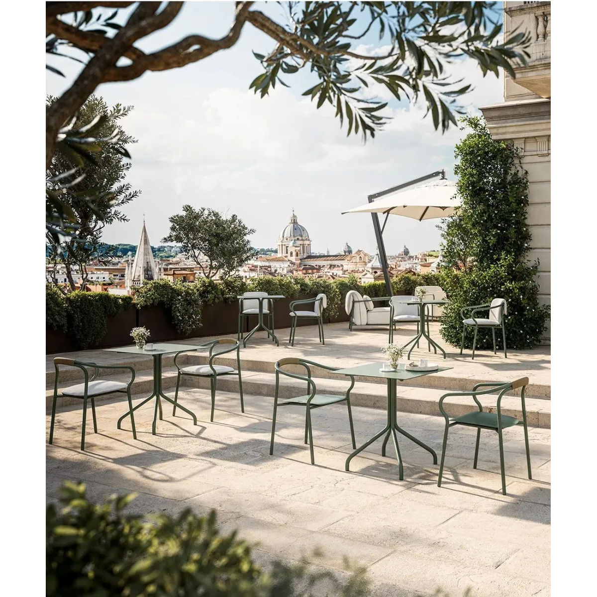 Quadratischer Aluminiumtisch Salò von Unopiù – Sandfarbenes Design