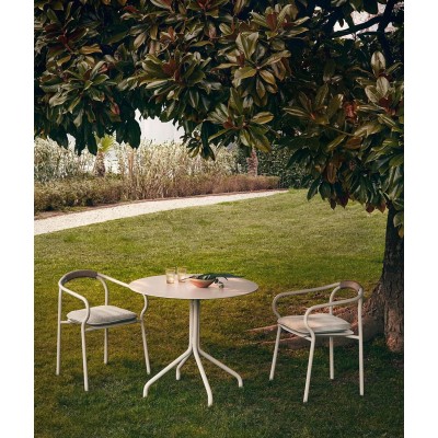 Salò round table aluminium by Unopiù, sand-coloured tubular aluminium frame