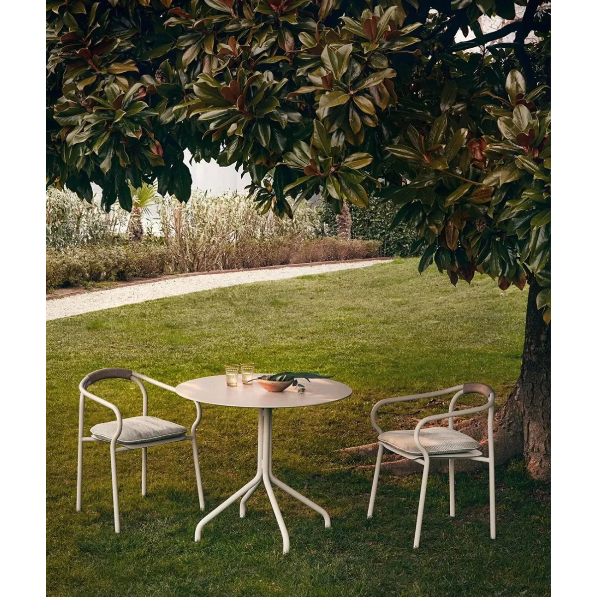 Salò Round Table by Unopiù | Sand-Coloured Aluminium Frame