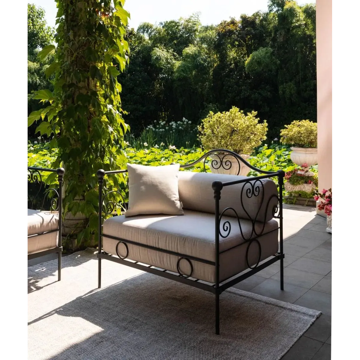 Poltrona Aurora Unopiù in Ferro Battuto con cuscino di seduta e schienale color latte - Eleganza Senza Tempo