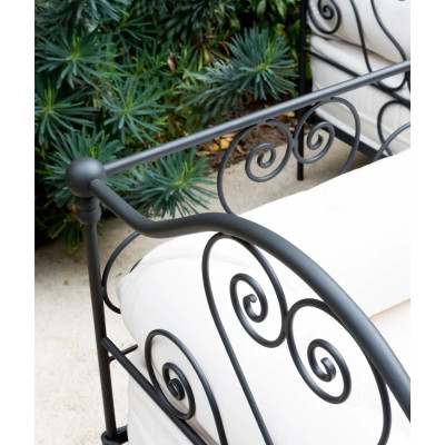 Fauteuil lounge Aurora de Unopiù en fer forgé avec coussin d'assise et dossier en couleur Latte