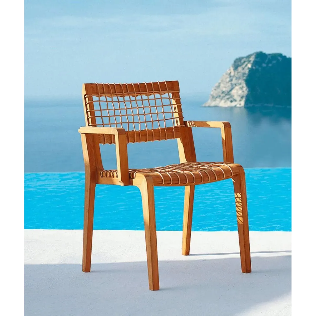 Poltrona Synthesis Unopiù con cuscino seduta: Eleganza in Teak e Waprolace