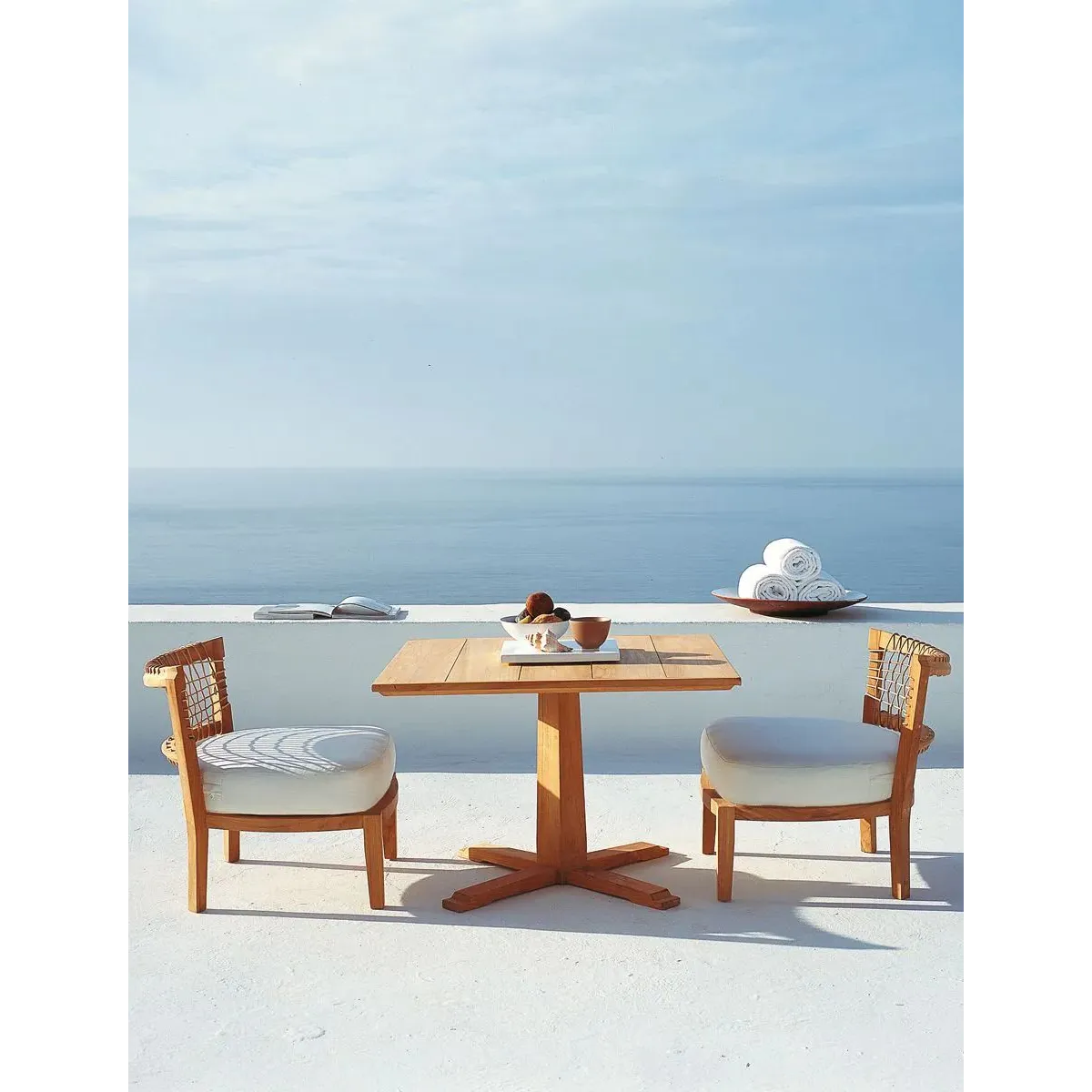 Unopiù Low Armchair Synthesis - Stylish Design with Seat Cushion